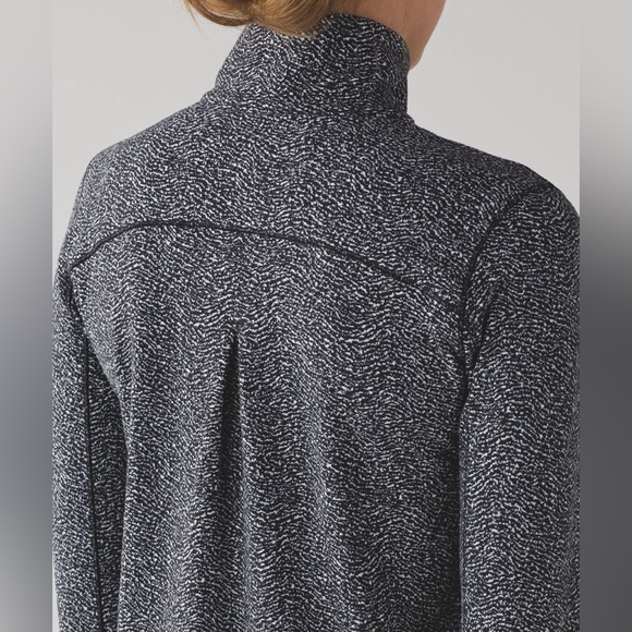 EUC Lululemon Outrun 1/2 zip - Picture 11 of 15